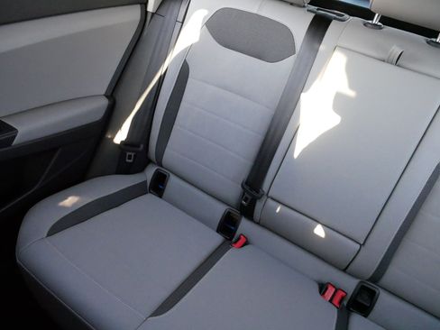 Certified 2022 Volkswagen Taos SE image 12