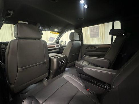 Used 2025 GMC Yukon XL Denali AWD/4WD image 17