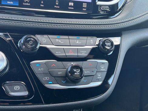 New 2025 Chrysler Pacifica Select w/ Uconnect Theater Family Group image 38