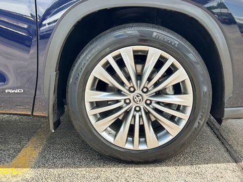 Used 2022 Toyota Highlander Platinum AWD/4WD image 16