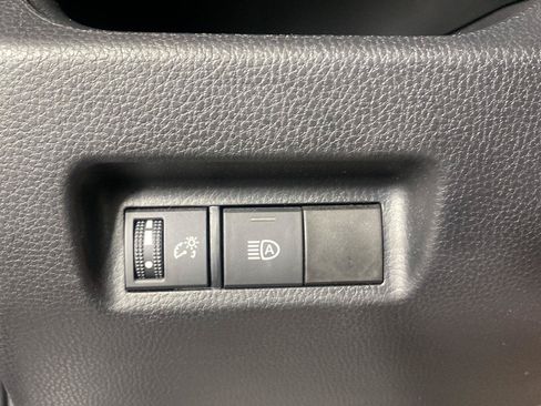 Used 2021 Toyota RAV4 LE AWD/4WD image 12