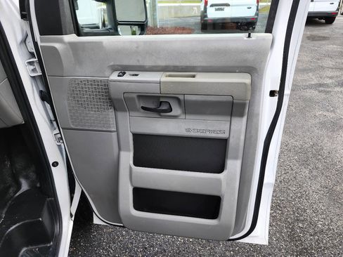 Used 2018 Ford E-350 and Econoline 350 Super Duty w/ Power Windows & Locks Group image 40