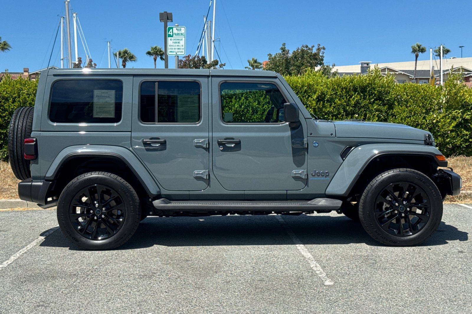 Used 2025 Jeep Wrangler Unlimited Sahara AWD/4WD image 3