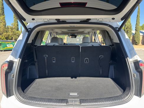 Used 2024 Kia Telluride EX w/ EX Captain's Chair Package image 21