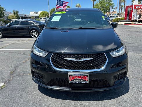 Used 2025 Chrysler Pacifica Select FWD image 2