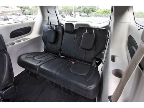 Used 2020 Chrysler Pacifica Touring-L FWD image 15