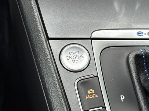 Used 2016 Volkswagen e-Golf SE w/ DC Fast Charging Package image 32