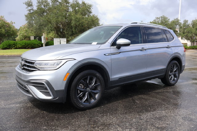 Certified 2023 Volkswagen Tiguan SE w/ Panoramic Sunroof Package FWD image 4