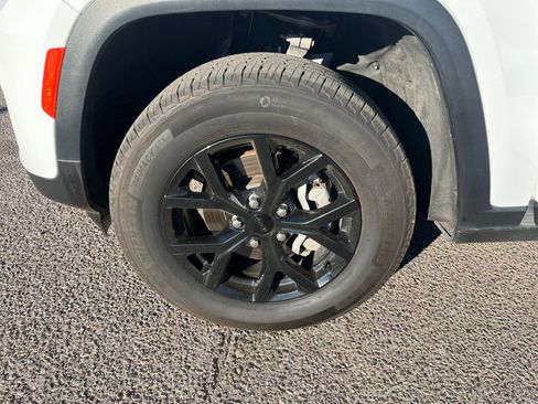 Used 2024 Jeep Grand Cherokee Altitude image 25