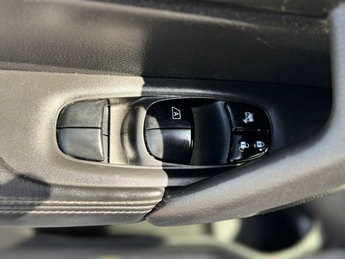 Used 2017 Nissan Rogue S AWD/4WD image 12