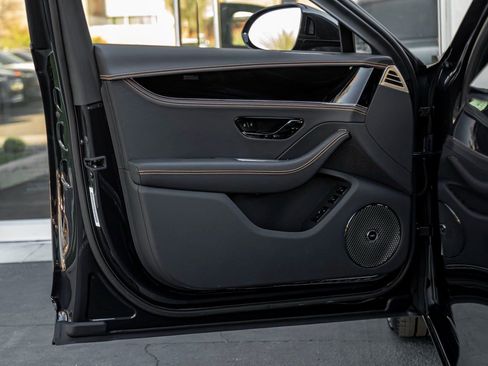 Used 2025 Bentley Flying Spur Plug-In Hybrid image 13