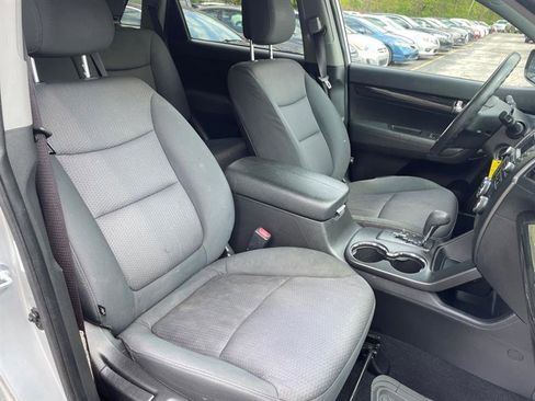 Used 2012 Kia Sorento LX w/ Third Row Pkg FWD image 12