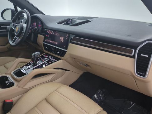 Certified 2023 Porsche Cayenne Platinum Edition image 26