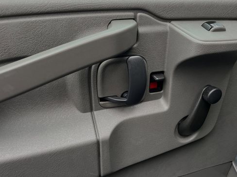 Used 2017 Chevrolet Express 4500 Extended image 11