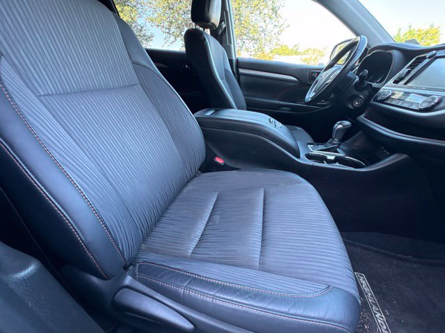 Used 2019 Toyota Highlander Plus FWD image 4