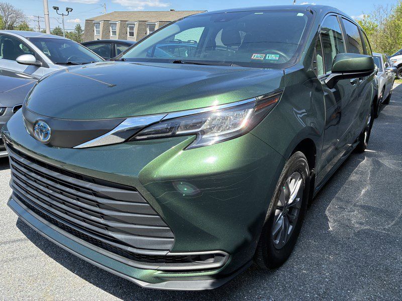 Used 2023 Toyota Sienna LE AWD/4WD image 3