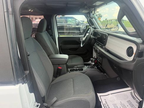 Used 2025 Jeep Wrangler Sport AWD/4WD image 9