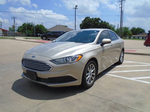 Used 2017 Ford Fusion SE FWD image 2