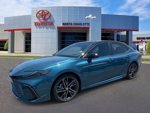 Used 2025 Toyota Camry XSE FWD image 5
