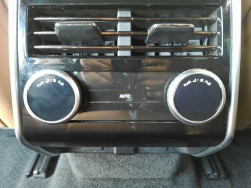 Used 2023 Land Rover Range Rover Long Wheelbase SE image 36