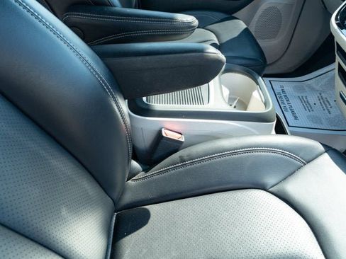 Used 2023 Chrysler Pacifica Touring-L FWD image 40