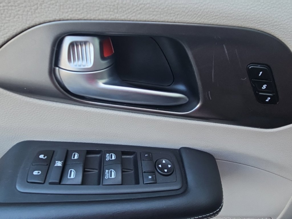 Used 2024 Chrysler Pacifica Touring-L FWD image 12