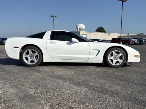 Used 1997 Chevrolet Corvette Coupe w/ Memory Pkg RWD image 2