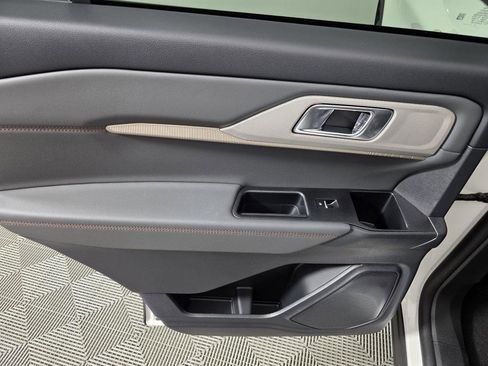 Used 2025 Ford Explorer Active w/ Active Comfort Package image 16