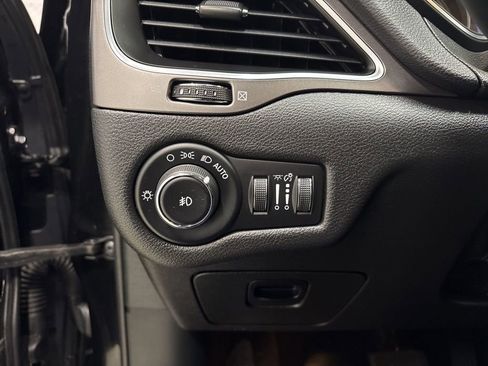 Used 2019 Jeep Cherokee Latitude Plus w/ Cold Weather Group image 24