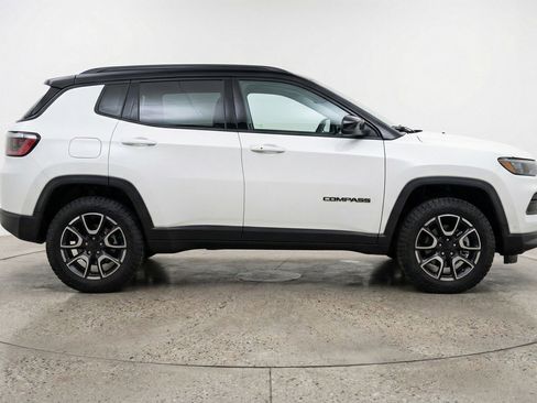 Used 2025 Jeep Compass Trailhawk AWD/4WD image 11