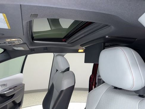 Used 2022 Toyota Sienna XSE FWD image 4