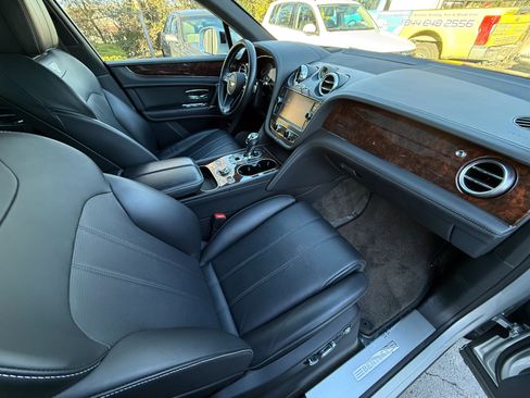 Used 2018 Bentley Bentayga image 18