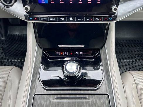 Used 2024 Jeep Wagoneer L Series II w/ Flexible Seating Group image 18