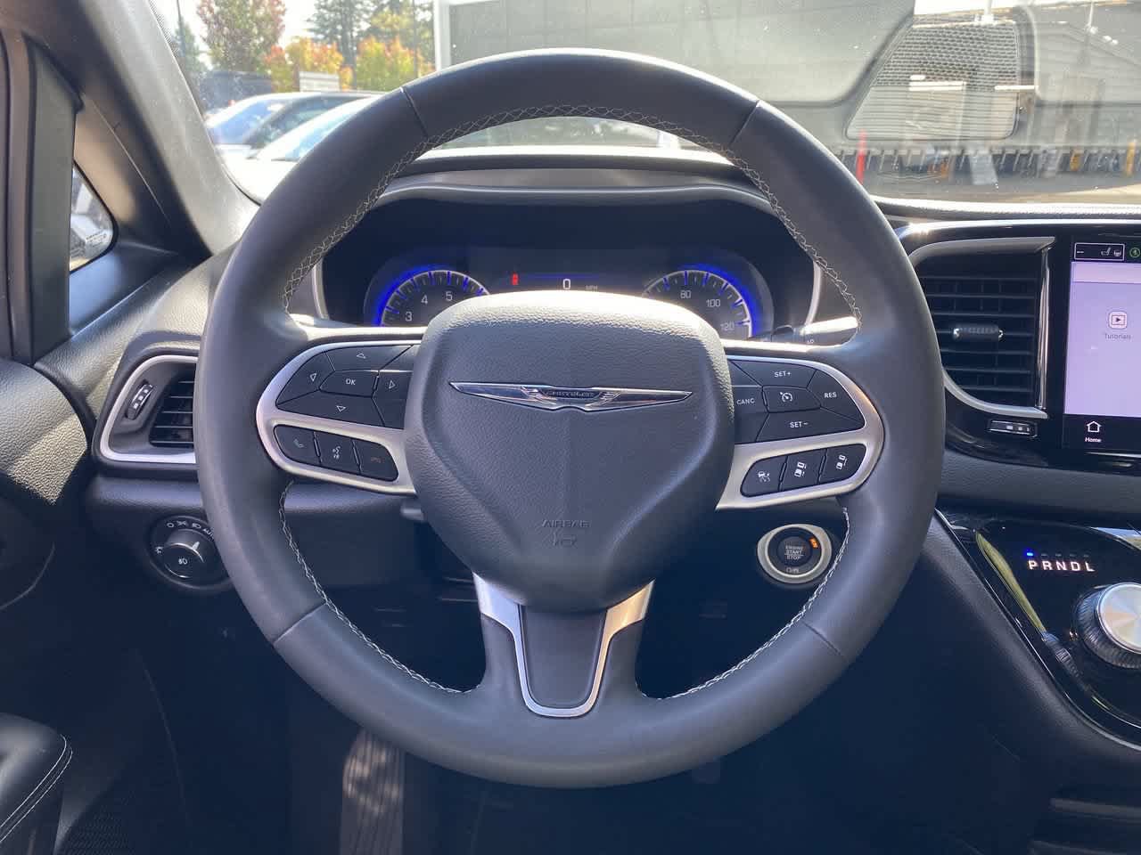 Used 2025 Chrysler Pacifica Select FWD image 19