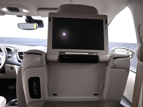 Used 2020 Chrysler Pacifica Limited w/ Advanced Safetytec Group FWD image 43