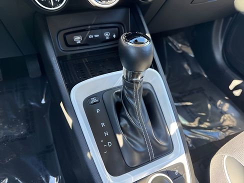 Used 2025 Hyundai Venue Limited image 15