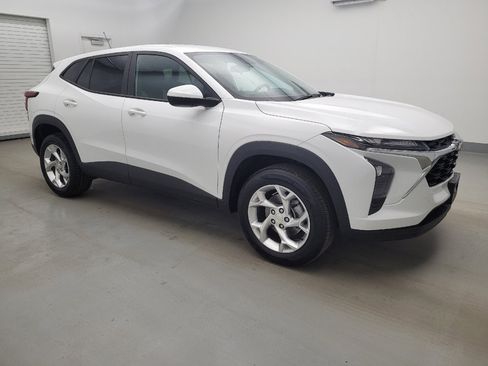 Used 2024 Chevrolet Trax LS w/ LS Convenience Package image 11