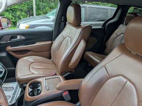 Used 2017 Chrysler Pacifica Limited w/ UConnect Theater Package FWD image 17