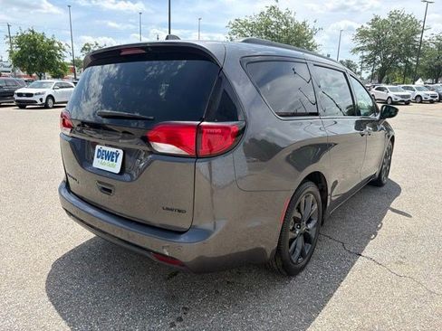 Used 2018 Chrysler Pacifica Limited w/ S Appearance Package FWD image 5