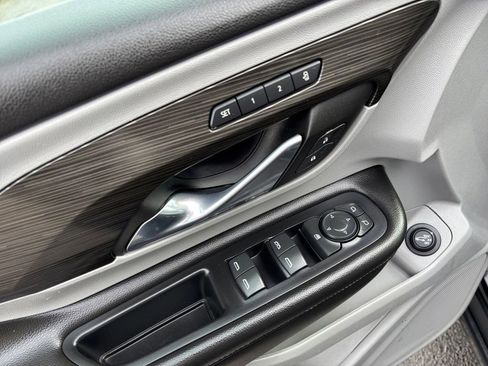 Used 2024 GMC Terrain SLT image 16