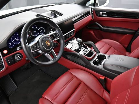 Certified 2022 Porsche Cayenne E-Hybrid Coupe image 4