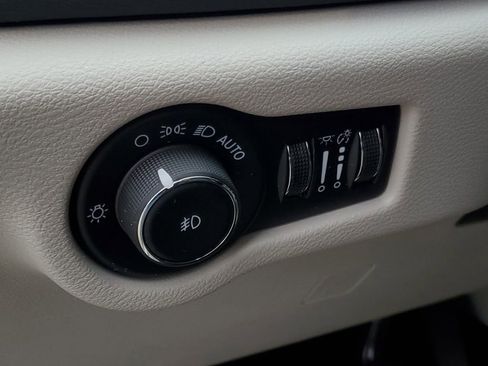 Used 2024 Chrysler Pacifica Touring-L FWD image 15