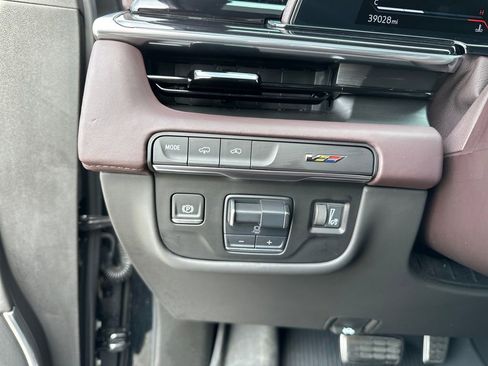 Used 2024 Cadillac Escalade V w/ LPO, ONYX Package image 20