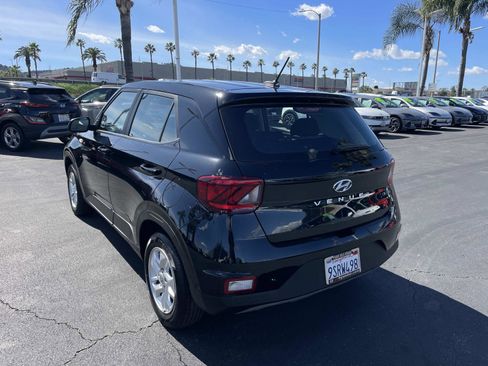 Certified 2025 Hyundai Venue SE image 4