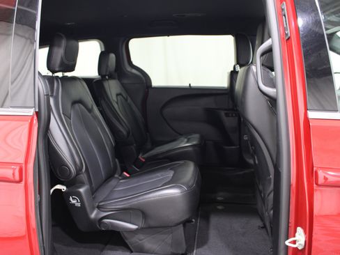 Used 2025 Chrysler Pacifica Select FWD image 25