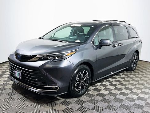 Certified 2025 Toyota Sienna Platinum AWD/4WD image 4