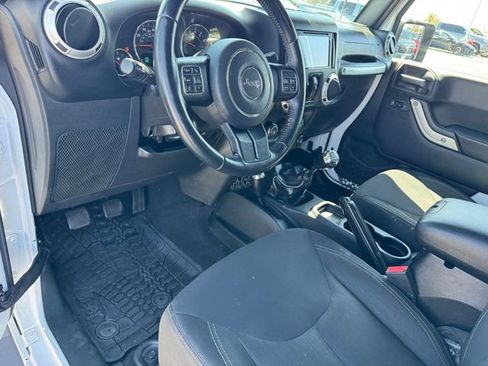 Used 2016 Jeep Wrangler Unlimited Sahara w/ Connectivity Group AWD/4WD image 12