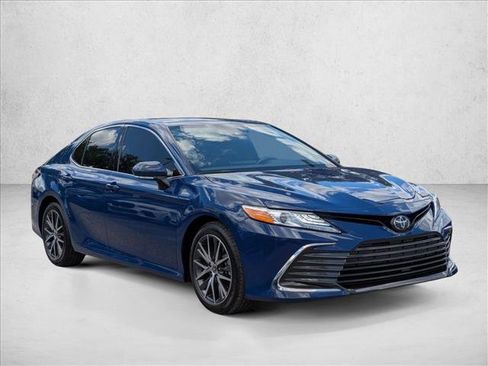Used 2024 Toyota Camry XLE FWD image 3