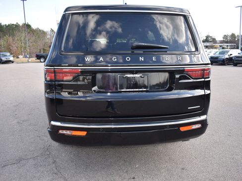 Used 2024 Jeep Wagoneer L Series II w/ Premium Group I image 8