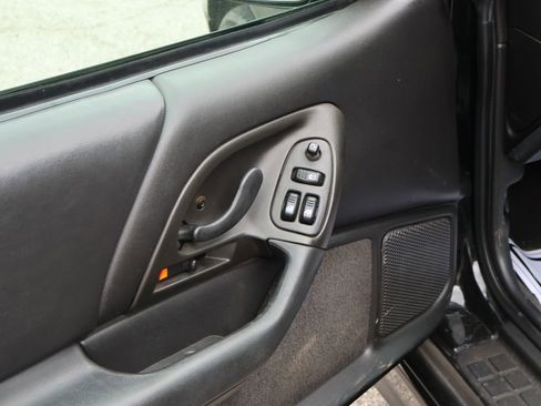 Used 2002 Chevrolet Camaro Z28 w/ Sport Appearance Pkg RWD image 36